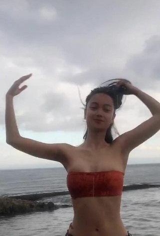 Sexy Gerlyn Severa Shows Cleavage in Bikini in the Sea