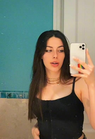 2. Sexy Shuli Morelli Shows Cleavage in Black Crop Top