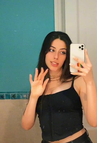 3. Sexy Shuli Morelli Shows Cleavage in Black Crop Top