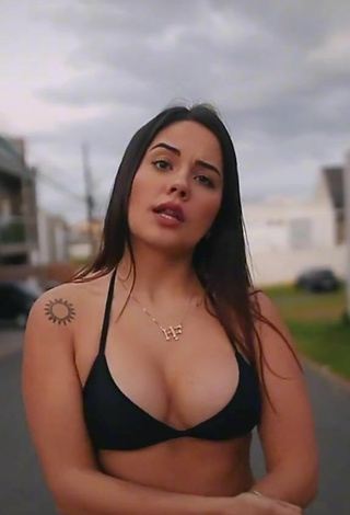 2. Sexy Helena Freitas Shows Cleavage in Black Crop Top and Bouncing Tits