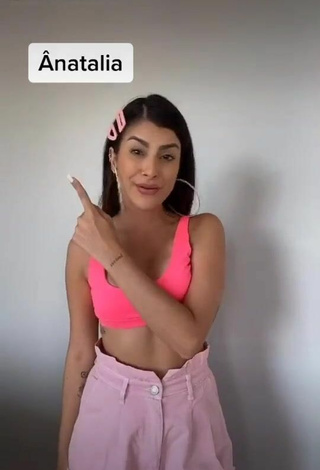 Sexy Hellonahcardoso Shows Cleavage in Pink Crop Top