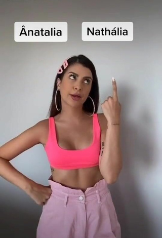 2. Sexy Hellonahcardoso Shows Cleavage in Pink Crop Top