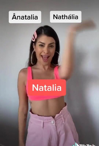 3. Sexy Hellonahcardoso Shows Cleavage in Pink Crop Top