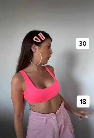 5. Sexy Hellonahcardoso Shows Cleavage in Pink Crop Top