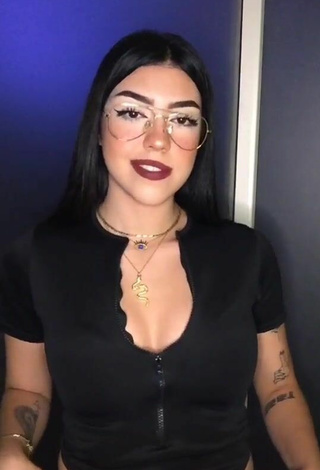 Sexy Houda1212 Shows Cleavage