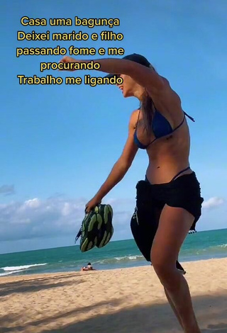 2. Sweetie Ingrid Vasconcelos Shows Cleavage at the Beach