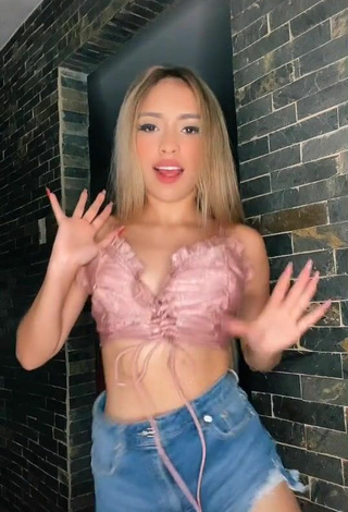 2. Sexy Iriannys Pinzon Shows Cleavage in Pink Crop Top and Bouncing Boobs