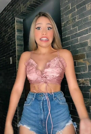 3. Sexy Iriannys Pinzon Shows Cleavage in Pink Crop Top and Bouncing Boobs