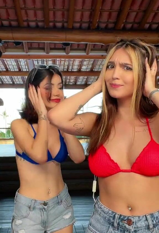 5. Sexy Isabelli Fontineli Shows Cleavage in Bikini Top