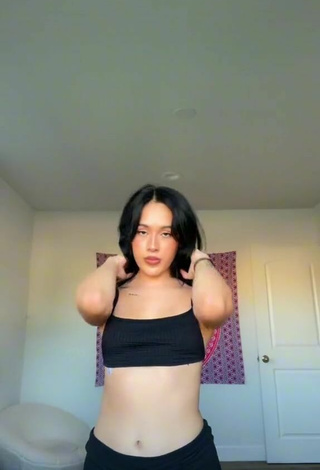 2. Sexy Itsxileyo Shows Cleavage in Black Crop Top