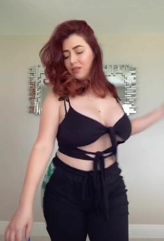 3. Magnetic Jane Rocci Shows Cleavage in Appealing Black Crop Top