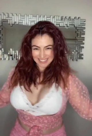 3. Gorgeous Jane Rocci Shows Cleavage in Alluring White Crop Top and Bouncing Boobs