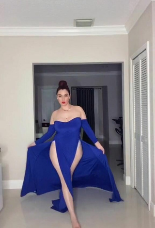 2. Hottest Jane Rocci Shows Cleavage in Blue Dress