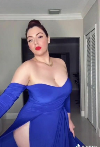 6. Hottest Jane Rocci Shows Cleavage in Blue Dress