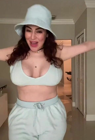2. Erotic Jane Rocci Shows Cleavage in Grey Crop Top and Bouncing Tits