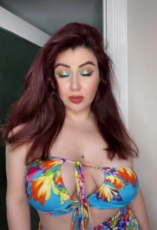 2. Sexy Jane Rocci Shows Cleavage in Tube Top