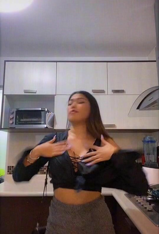 2. Sexy Paulina Julieta Shows Cleavage in Black Crop Top