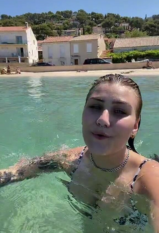 Sexy Justinee_olv Shows Cleavage in Bikini at the Swimming Pool