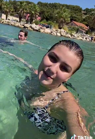 5. Sexy Justinee_olv Shows Cleavage in Bikini at the Swimming Pool