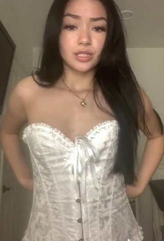 3. Sexy Kailey Amora Shows Cleavage in White Corset