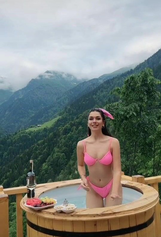2. Hot Kardeniz Kilic Shows Cleavage in Pink Bikini at the Swimming Pool