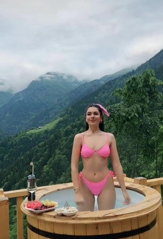 4. Hot Kardeniz Kilic Shows Cleavage in Pink Bikini at the Swimming Pool