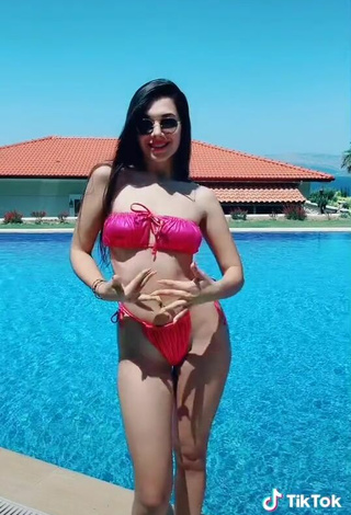 4. Sexy Kardeniz Kilic Shows Cleavage in Pink Bikini and Bouncing Boobs at the Pool
