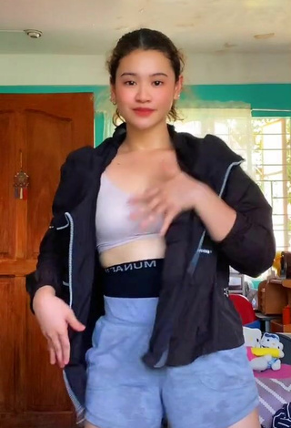 2. Cute Kemrie Shows Cleavage in Blue Crop Top and Bouncing Boobs
