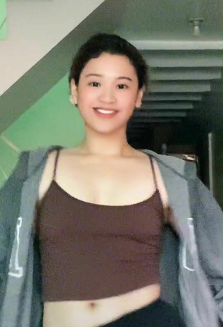 6. Sexy Kemrie Shows Cleavage in Brown Crop Top and Bouncing Boobs