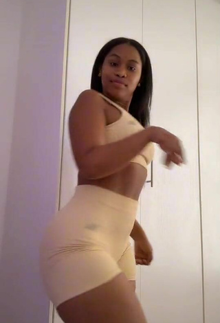 4. Erotic Lluvia Faye Shows Big Butt