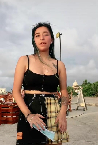 5. Sexy Laura Narvaez Shows Cleavage in Black Crop Top and Bouncing Breasts