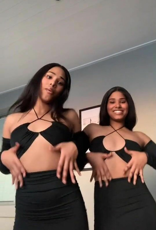 5. Sexy Lauren and Lara Shows Cleavage in Black Crop Top