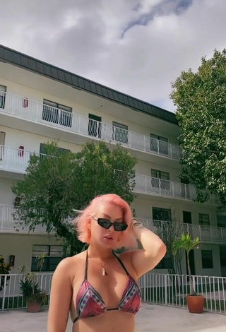1. Cute Leslieshawoficial Shows Cleavage in Bikini at the Pool