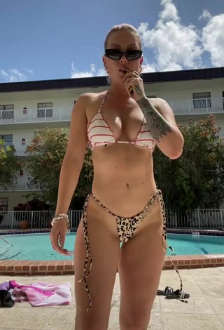 4. Hot Leslieshawoficial Shows Cleavage in Bikini at the Pool