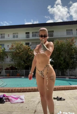 6. Hot Leslieshawoficial Shows Cleavage in Bikini at the Pool