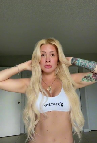 1. Sexy Leslieshawoficial Shows Cleavage in White Crop Top