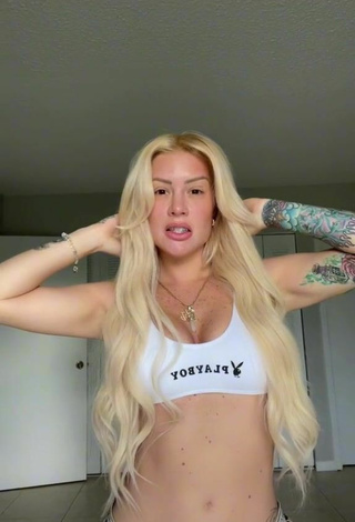 4. Sexy Leslieshawoficial Shows Cleavage in White Crop Top