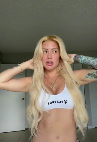 5. Sexy Leslieshawoficial Shows Cleavage in White Crop Top