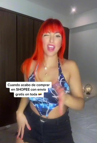 4. Sexy Lia Mendi Shows Cleavage in Crop Top and Bouncing Boobs