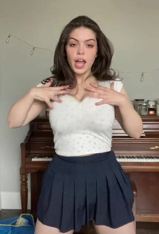 2. Sexy Madelyn Shows Cleavage in White Crop Top and Bouncing Boobs