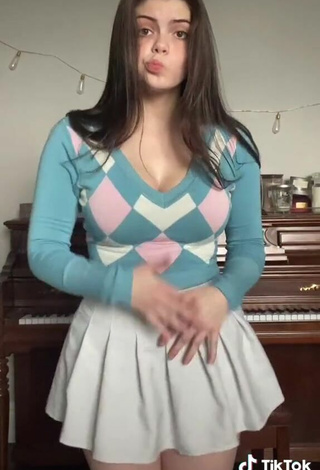 4. Sexy Madelyn Shows Cleavage and Bouncing Tits