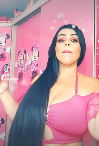 2. Sexy Cleonice Silva Shows Cleavage in Pink Crop Top