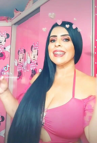 3. Sexy Cleonice Silva Shows Cleavage in Pink Crop Top