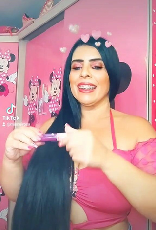 4. Sexy Cleonice Silva Shows Cleavage in Pink Crop Top