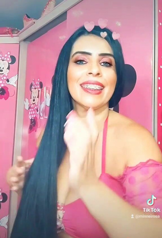 5. Sexy Cleonice Silva Shows Cleavage in Pink Crop Top