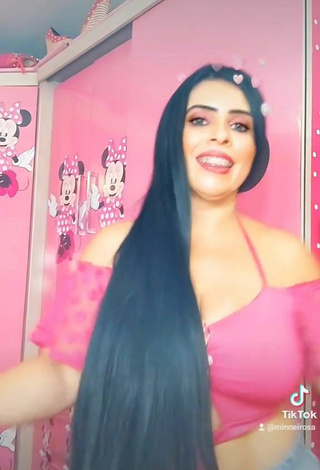 6. Sexy Cleonice Silva Shows Cleavage in Pink Crop Top