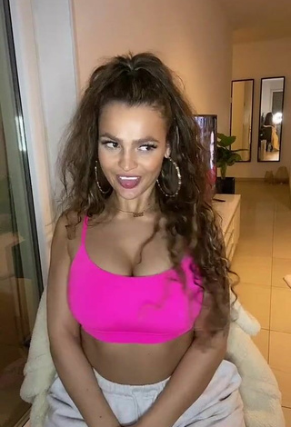 6. Hot Jeje Lopes Shows Cleavage in Pink Crop Top