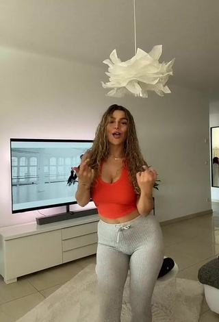 5. Sexy Jeje Lopes Shows Cleavage in Orange Crop Top