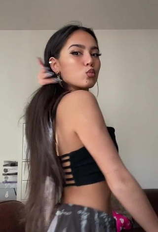 Beautiful Mai Lee Shows Cleavage in Sexy Black Crop Top