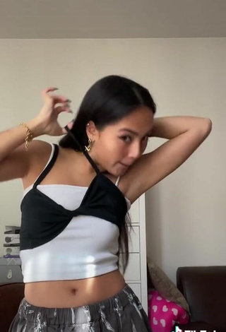 5. Beautiful Mai Lee Shows Cleavage in Sexy Black Crop Top